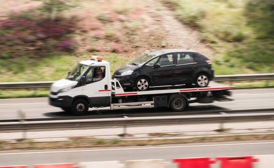 Jak przygotować się na współpracę z auto holowaniem przy transporcie pojazdu