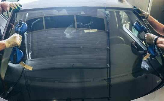 Znaczenie odpowiedniego montażu szyb dla zachowania aerodynamiki pojazdu
