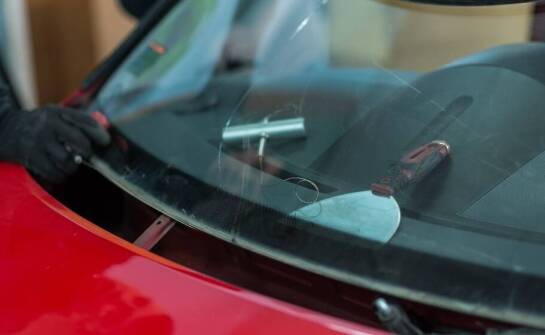 Rola profesjonalnej obsługi w procesie wymiany i naprawy auto szyb
