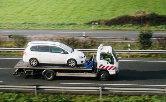 Wyzwania transportu pojazdów: jak radzą sobie z nimi lawety szczecin?