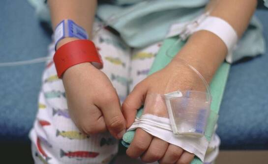 Jakie są kluczowe wyzwania przy projektowaniu opasek identyfikacyjnych dla dzieci