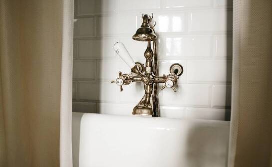 Stylowe detale baterii wannowej dostępnej w sklepie internetowym