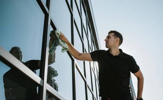 Mycie okien w budynkach komercyjnych: znaczenie dla estetyki i higieny