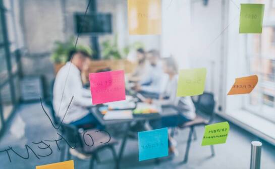 Jak wdrożenie systemu ERP może poprawić komunikację wewnętrzną w małych firmach?