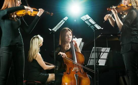 Jakie są opcje oprawy muzycznej oferowane przez zakład pogrzebowy?