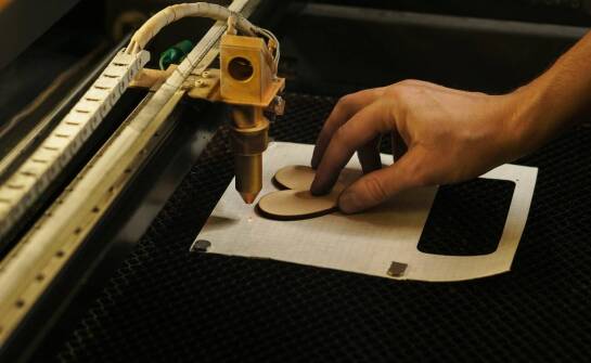 Wpływ cięcia sklejki laserem na jakość materiałów promocyjnych