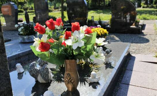 Ile średnio kosztuje pochówek zmarłego w zależności od wybranego pakietu usług?