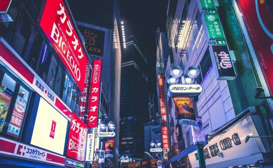 Zastosowanie stojaków do ulotek w promocji lokalnych biznesów