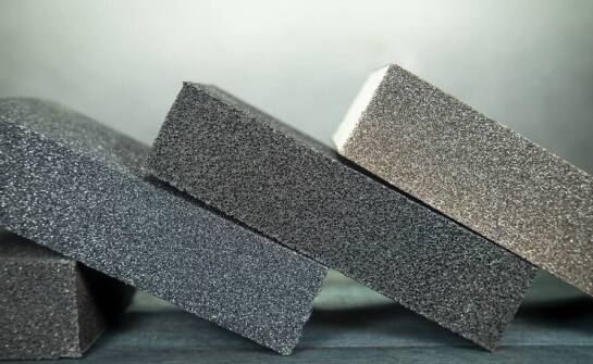 Jak gąbki do szlifowania gładzi wpływają na jakość wykończenia powierzchni?