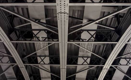 Dlaczego dźwigary stalowe są niezbędne w konstrukcjach mostowych