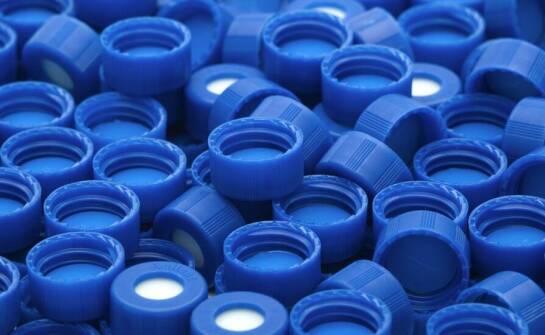 Jak odpowiednie nakrętki mogą usprawnić procesy produkcyjne w przemyśle farmaceutycznym?