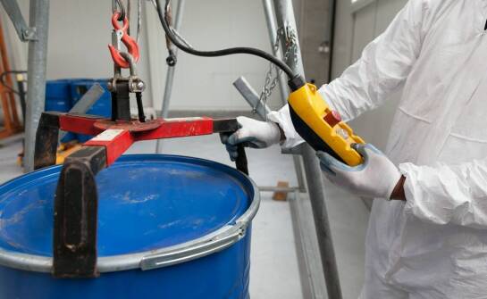 Odzież robocza a ochrona przed chemikaliami – co oferuje hurtownia?