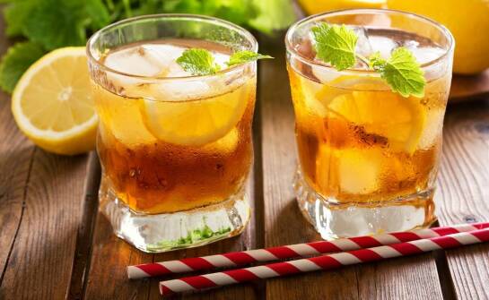 Herbata zielona vs herbata czarna: co je różni?