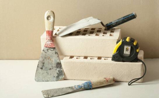 Właściwości pojemników na beton, które zwiększają ich uniwersalność w budownictwie