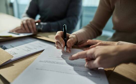 Kluczowe różnice między umową o pracę a umową zlecenie w kontekście transportu