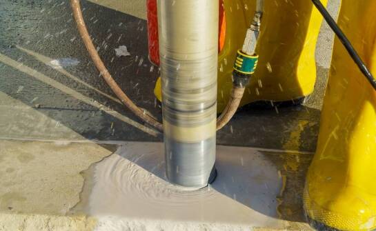 Czy cena iniekcji ciśnieniowej zależy od rodzaju podłoża?