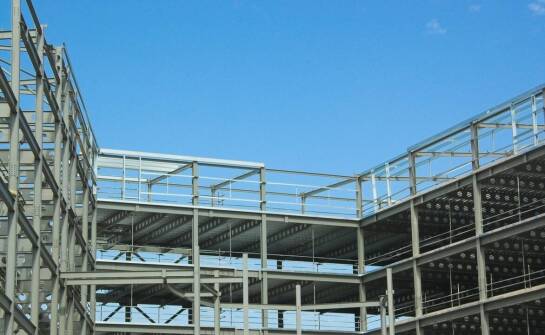 Jak zapewniana jest optymalna stabilność i bezpieczeństwo stalowej konstrukcji?