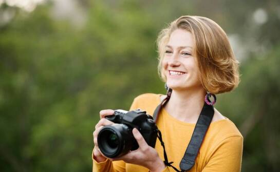 Sesje zdjęciowe w naturalnych sceneriach – jak pracuje fotograf?