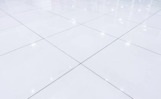 Dlaczego niska nasiąkliwość płytek przemysłowych jest istotna dla hal produkcyjnych?