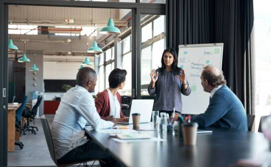 Rola szkoleń sprzedażowych w budowaniu długoterminowych relacji biznesowych