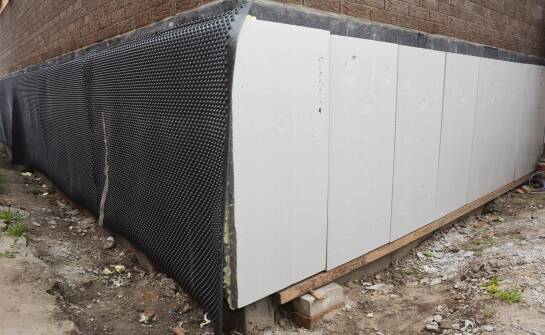 Wybór płyt styropianowych do izolacji fundamentów - kluczowe aspekty