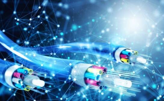 Co wpływa na koszt instalacji światłowodów?