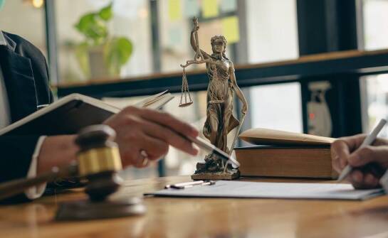 Rola kancelarii prawnej w ochronie interesów klienta podczas procesu karnego