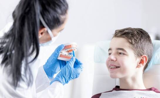 Jak ortodonta ze Skierniewic wspiera pacjentów w utrzymaniu efektów leczenia?