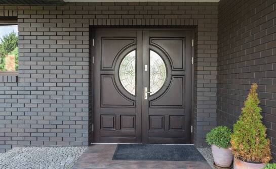 Drzwi wejściowe z elementami dekoracyjnymi: Jak podkreślić styl domu?