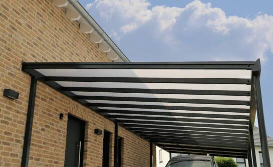 Jakie są opcje doposażenia wiat na samochody w dodatkowe akcesoria?