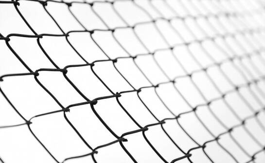 Praktyczne aspekty montażu siatek asekuracyjnych na wysokościach