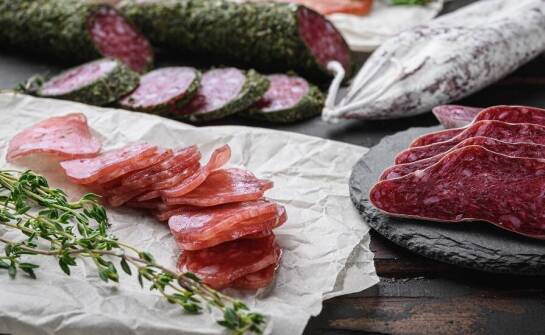 Porównanie różnych rodzajów kiełbas chorizo – co warto wiedzieć?