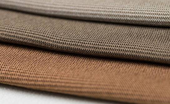 Jakie tkaniny najlepiej sprawdzają się przy szyciu mundurów galowych?