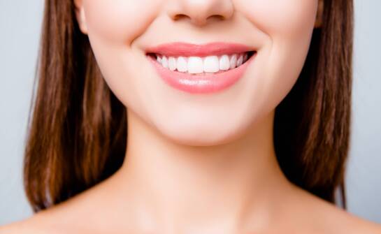 Jakie korzyści estetyczne przynoszą implanty zębowe?