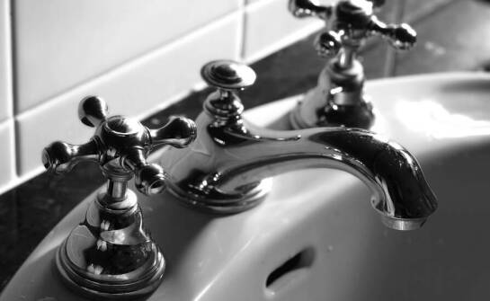 Baterie umywalkowe retro jako elementy funkcjonalne i dekoracyjne