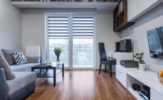 Zalety rolet dzień-noc w nowoczesnych aranżacjach wnętrz