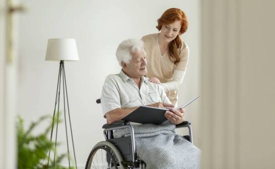 Wsparcie dla osób z ograniczoną mobilnością – jak pomaga opieka domowa?