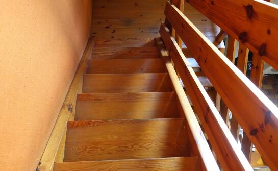 Zalety schodów drewnianych w aranżacji przestrzeni biurowej