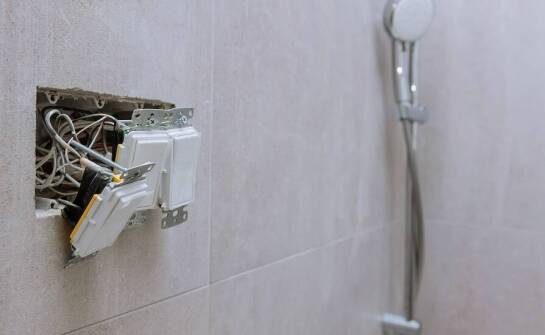 Jakie korzyści niesie ze sobą modernizacja instalacji elektrycznych w łazience?