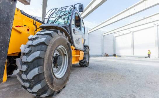 Dlaczego warto zainwestować w wózek widłowy terenowy?