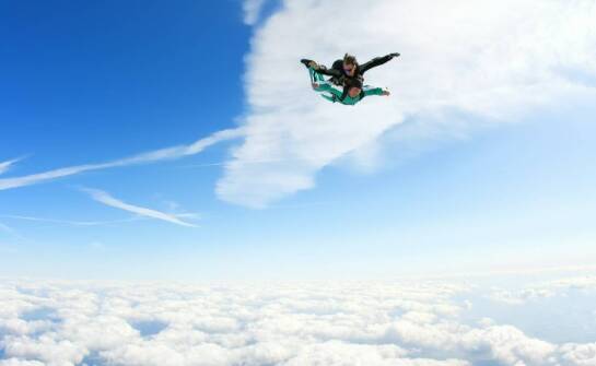 Jakie są różnice między różnymi ofertami voucherów na skoki spadochronowe?