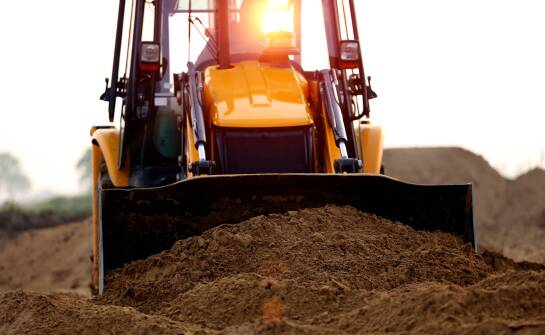 Wpływ regularnego serwisowania na trwałość komponentów miniładowarki