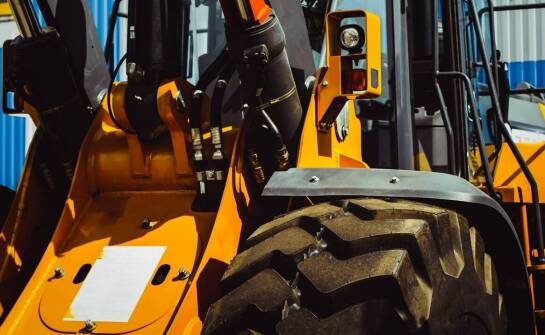 Jak korzystanie z oryginalnych części do miniładowarek zwiększa ich wydajność?