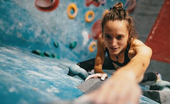 Jak kurs wspinaczki skałkowej wpływa na Twoją pewność siebie?