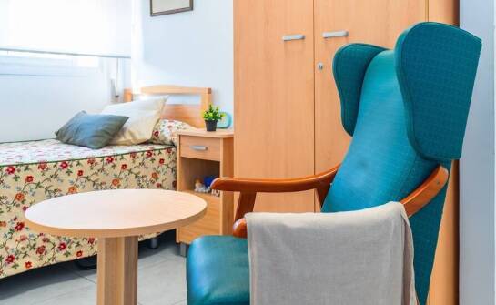 Jak nowoczesne wnętrza wpływają na komfort życia w domach opieki dla seniorów?