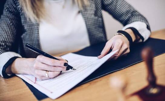 Znaczenie usług rejenta przy zarządzaniu dokumentami prawnymi