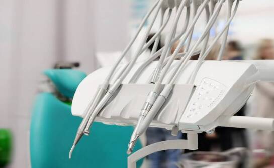 Jakie są różnice między skalingiem a kiretażem w leczeniu przyzębia?