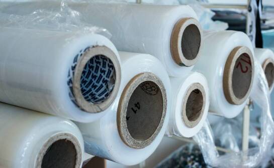 Jakie korzyści daje stosowanie folii do pakowania w magazynowaniu towarów?