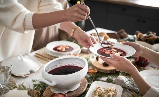 Wybór idealnych pięknych obrusów świątecznych na rodzinne spotkania