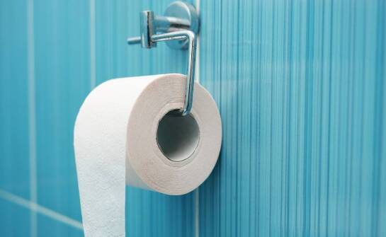 Jakie są główne czynniki wpływające na wybór dużych rolek papieru toaletowego w instytucjach?